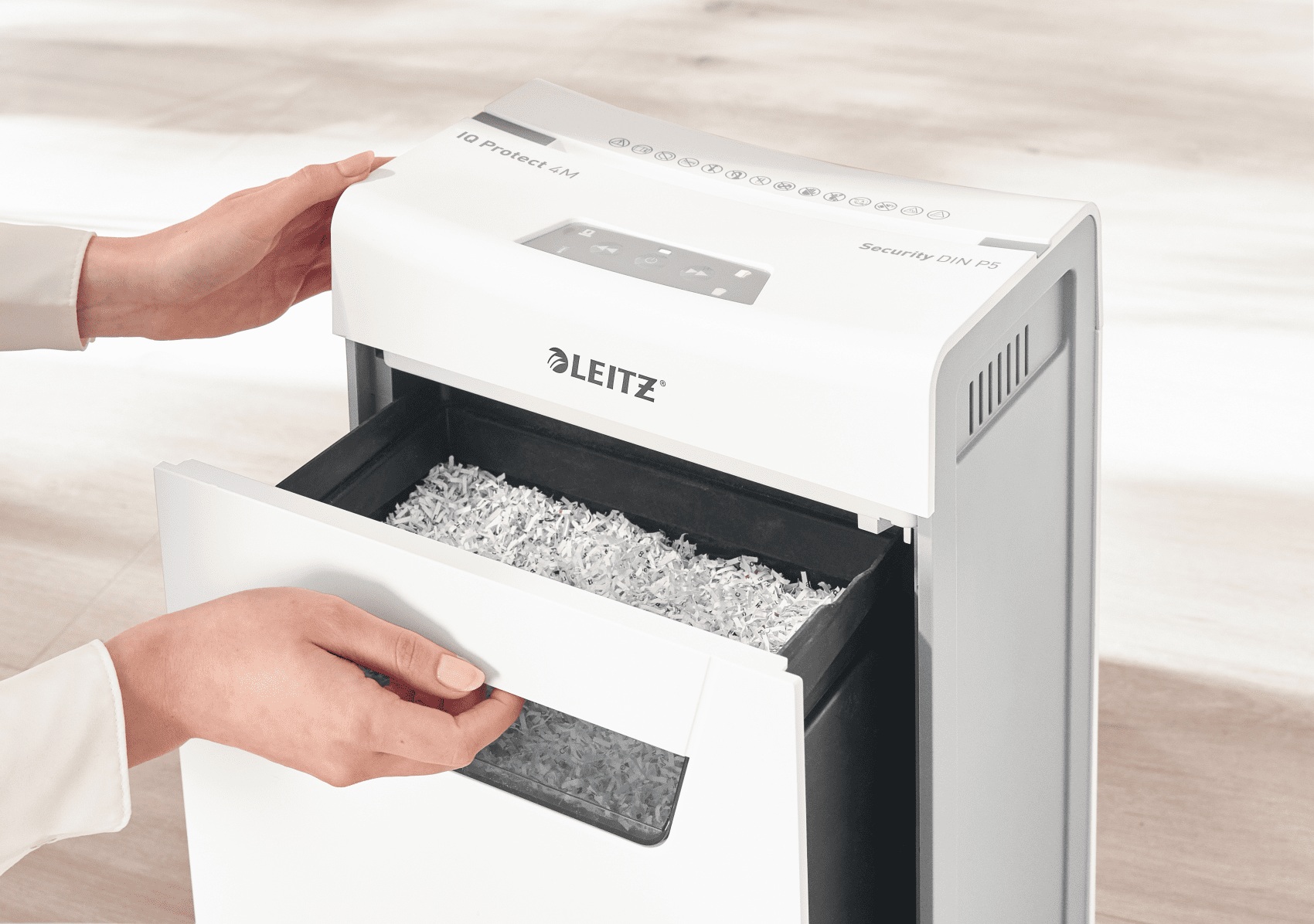 Distrugator Manual Documente Leitz Iq Protect  4m  4 Coli P5 Microcut Tip Particule Cos  14 Litri Alb Leitz 80940000 Include Tv 35lei